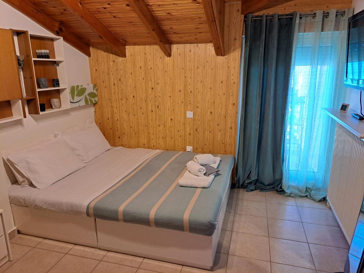 Attic Apartment Неа Мудания Екстериор снимка