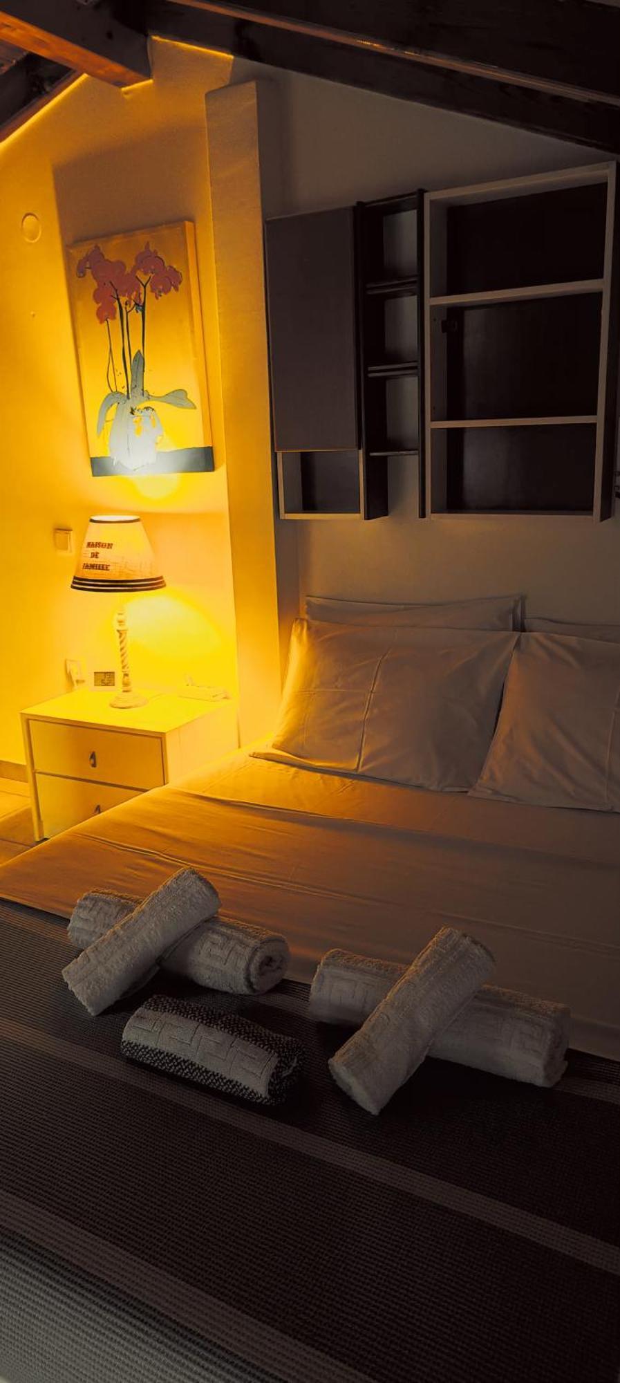 Attic Apartment Неа Мудания Екстериор снимка